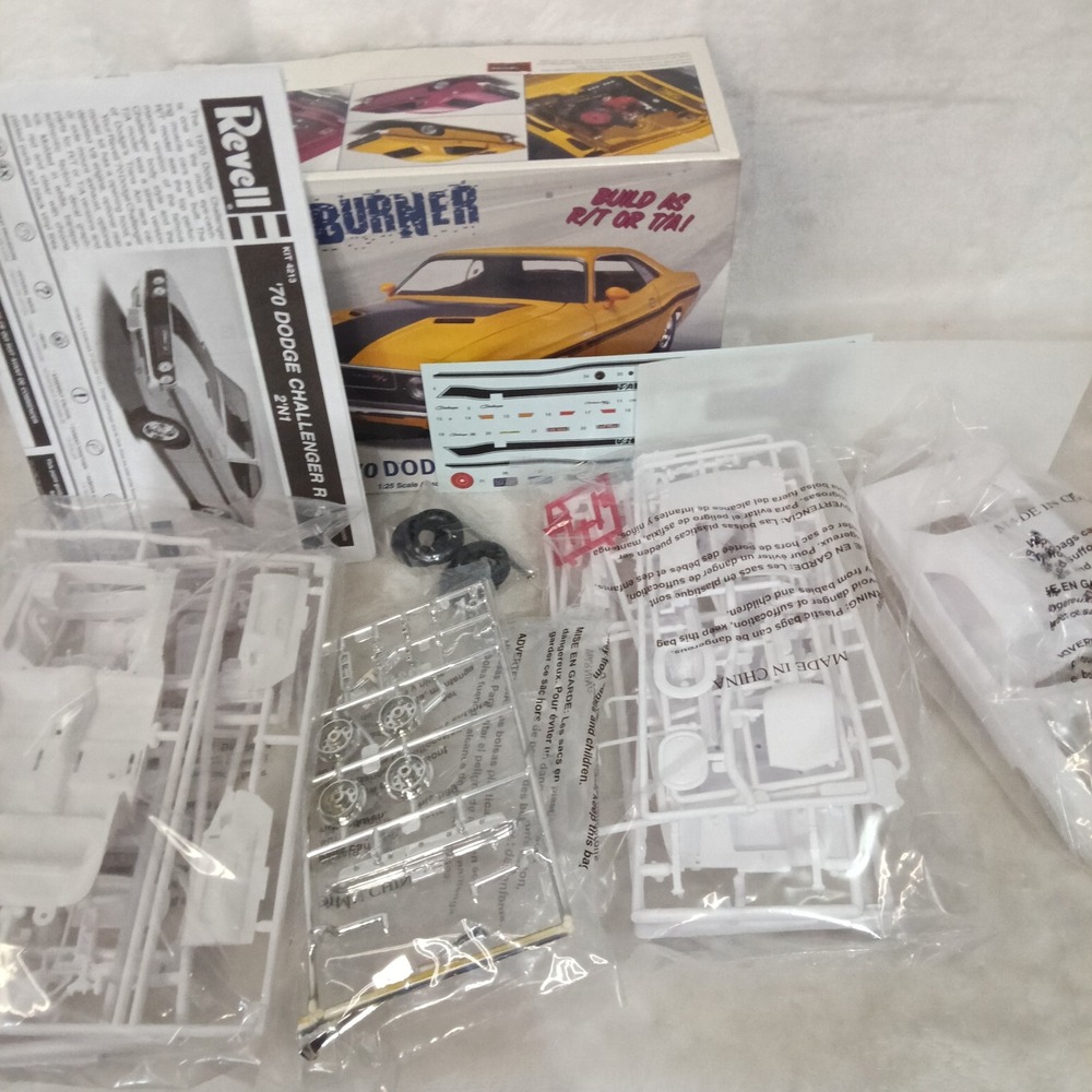 Revell 70 Dodge Challenger 2 in 1 Streetburner 1:25 Scale Model Kit 85-4213 - Picture 2 of 5